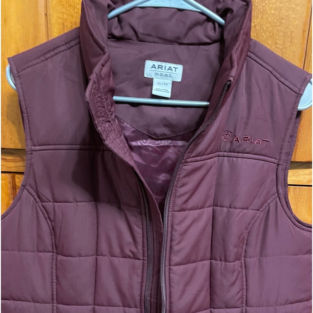 Ariat Puffy Vest, like new.